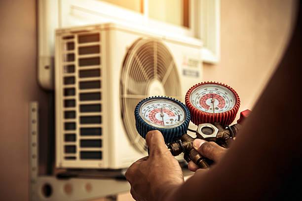 Professional Hvac technician working in Hot Springs, AR